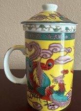 Tasse à thé chinoise avec couvercle et passoire.