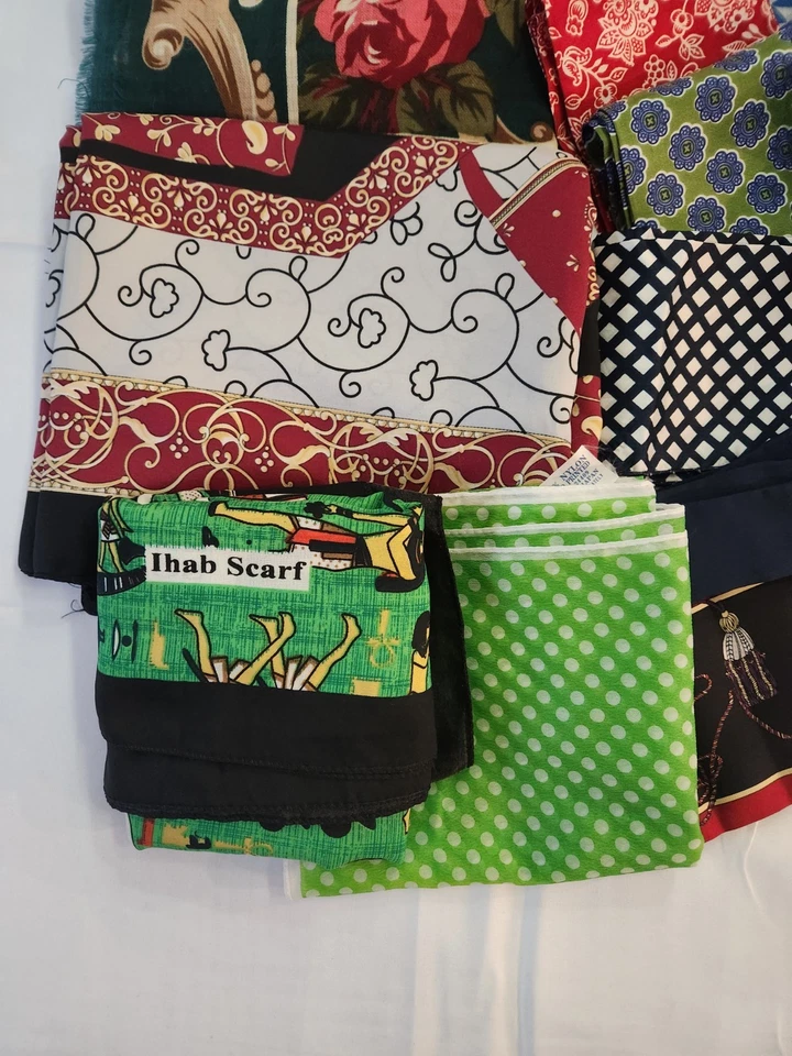 Lote De Colección De 25 Bufandas, Cinturón De Seda Y 1 Gorro Mixto Christian Dior, Talbots Foto 3 de 4