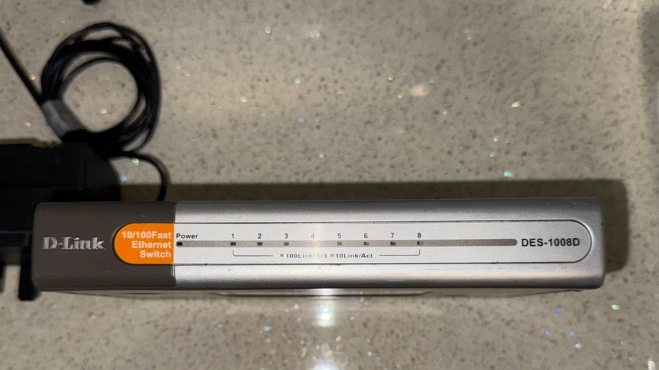 DLink DES-1008D 8-Port Fast Ethernet Switch - Image 2 of 4