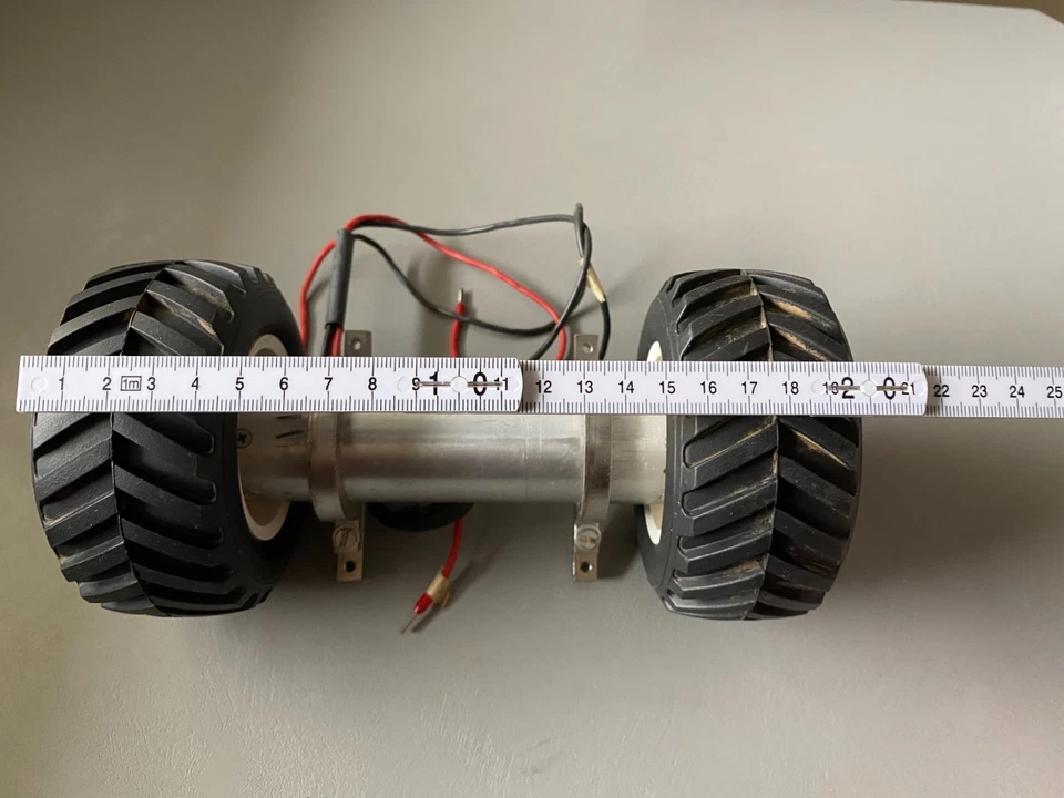 motorisierte Antriebsachsen für Bau- oder Landmaschinen mit Felgen und Reifen - Bild 3 von 4