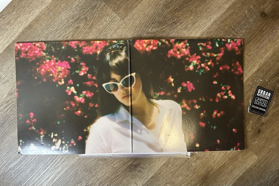 Lana Del Rey Honeymoon 2xLP Red Vinyl, Urban Outfitters Exclusive Cover Foto 2 de 4