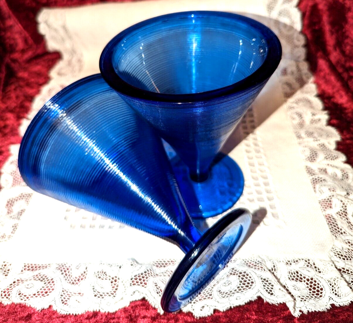 2 Stk. Eis-Becher aus robustem Glas, Kobaltblau, geriffelt, groß, mit Stiel