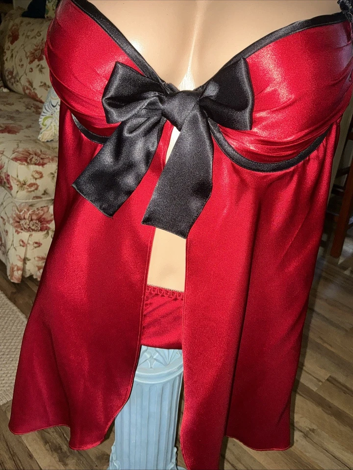 NUEVO Cabernet Talla PEQUEÑA 2 piezas Rojo Satinado Fly Away Chemise, Lazo Negro con Tanga Panty Foto 2 de 4