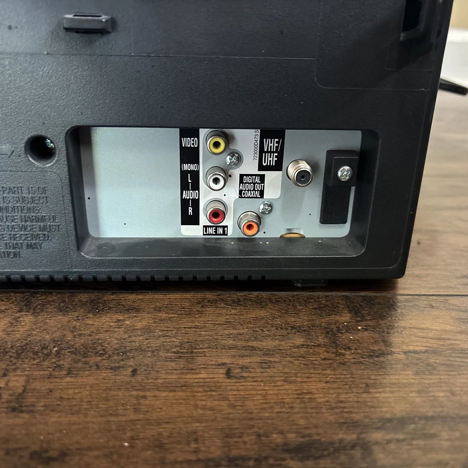 Toshiba MD14H63 14” CRT  TV DVD Combo Flat Screen Retro Gaming TV With Remote - Image 4 of 4