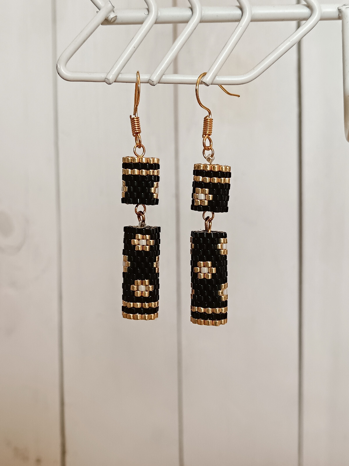 Boucles d'oreilles perles noir et doré pendantes pour femme | Bijoux tendance