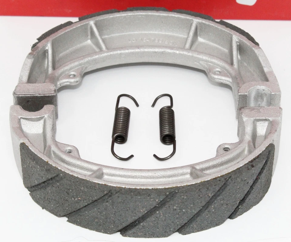 SAPATAS DE FREIO TRASEIRAS RANHURADAS D'ÁGUA + molas 1983-1987 Suzuki LT LTA 125 Quadrunner - Imagem 2 de 2