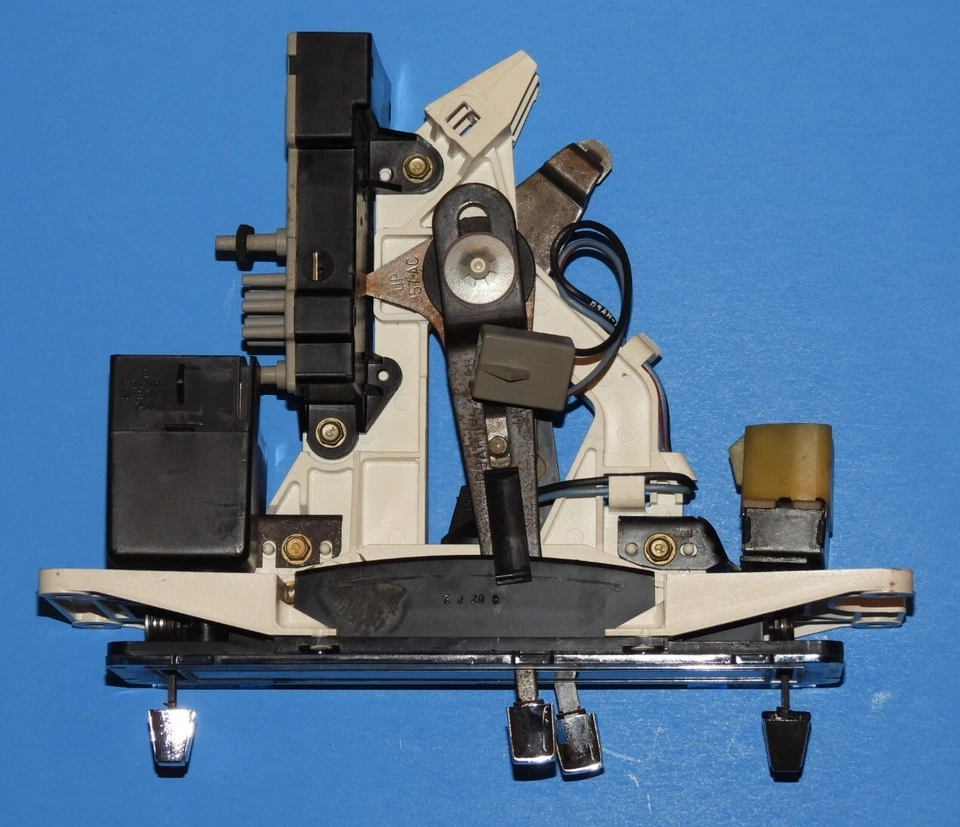 1981-1983 LINCOLN TOWN CAR MARK VI OEM AUTOMATIC CLIMATE CONTROL UNIT SWITCH - Image 2 of 4