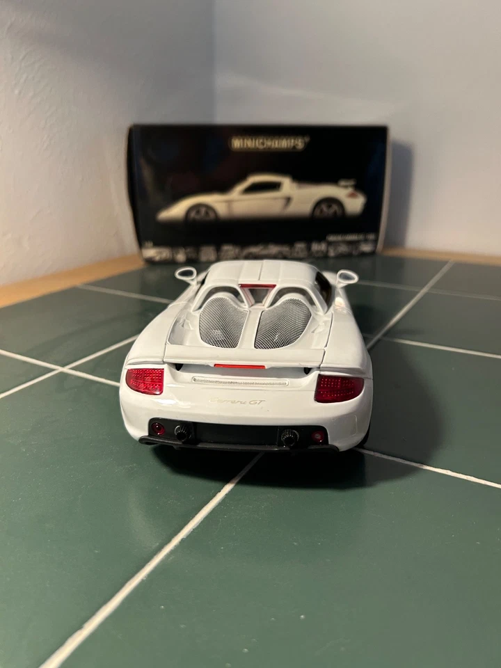 Minichamps - 1/18 - 2003 Porsche Carrera GT - Image 4 of 4