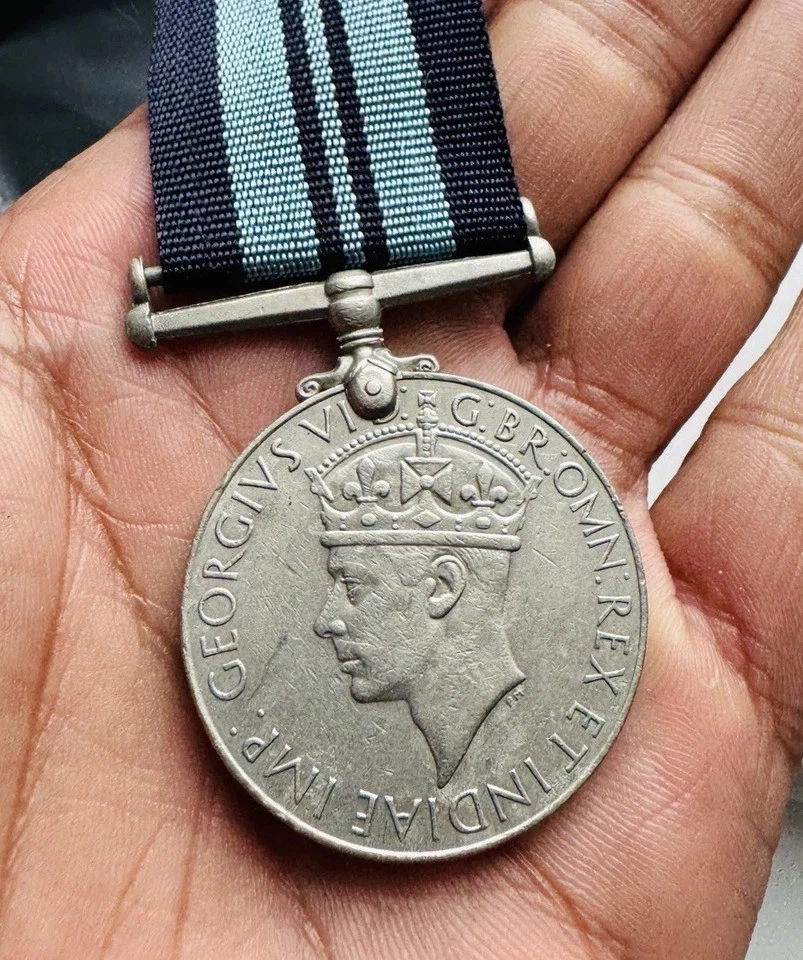 GENUINE WW2 INDIA SERVICE MEDAL, FULL SIZE + RIBBON, 1939-45 ORIGINAL WORLD 2 - Image 2 of 4