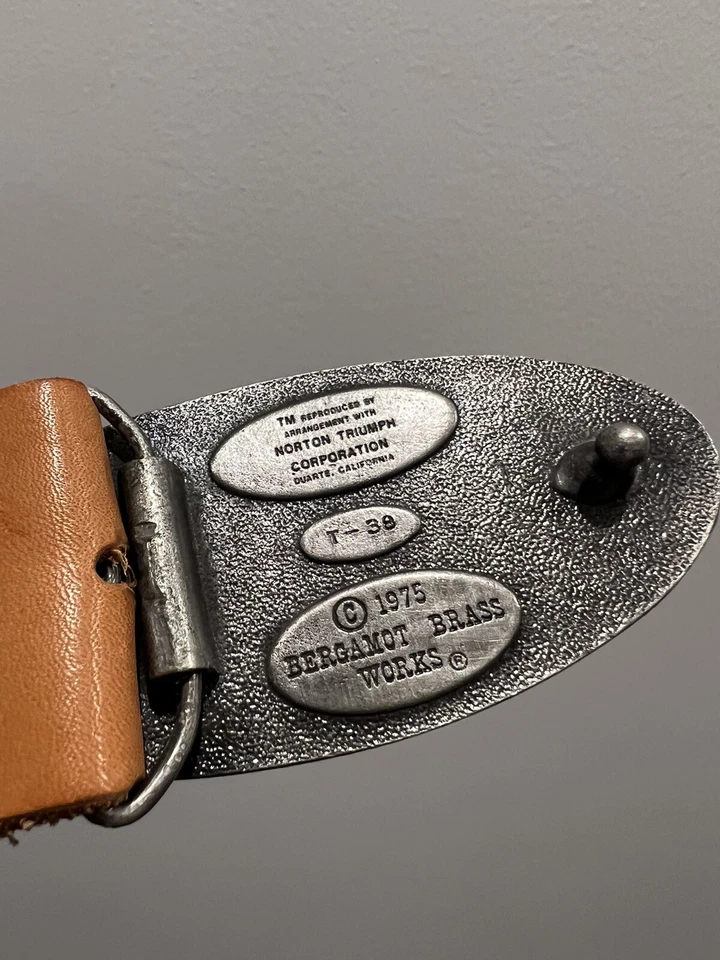 CINTURÓN DE CUERO CON HEBILLA DE MOTO TRIUMPH VINTAGE 1975 NORTON. Hecho en USA AÑOS 70 Raro Foto 3 de 4