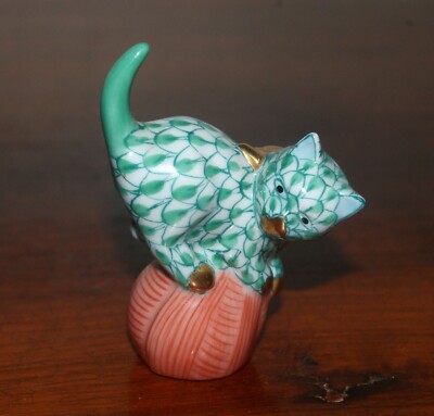 Vintage signiert HEREND Ungarn verspielte Katze kleine Figur Fischernetz