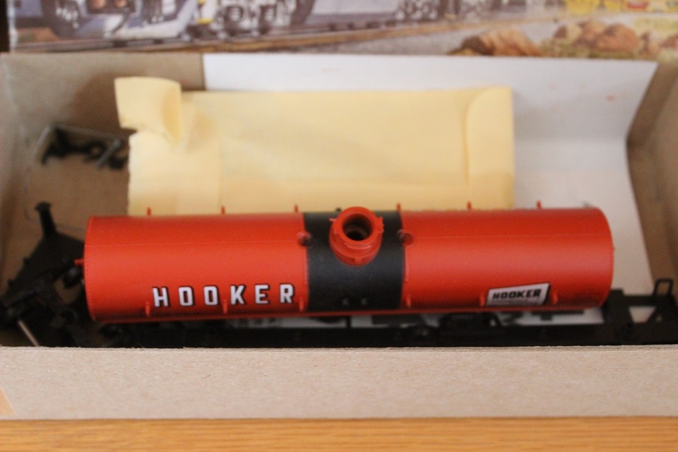 HO Scale Athearn Box Car Kit & Tank Car Kit - Walter Beer Box - Hooker ...