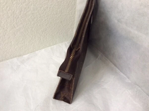 LOUIS VUITTON MONOGRAM TOILETRY VINTAGE POUCH 26 - Image 3 of 4