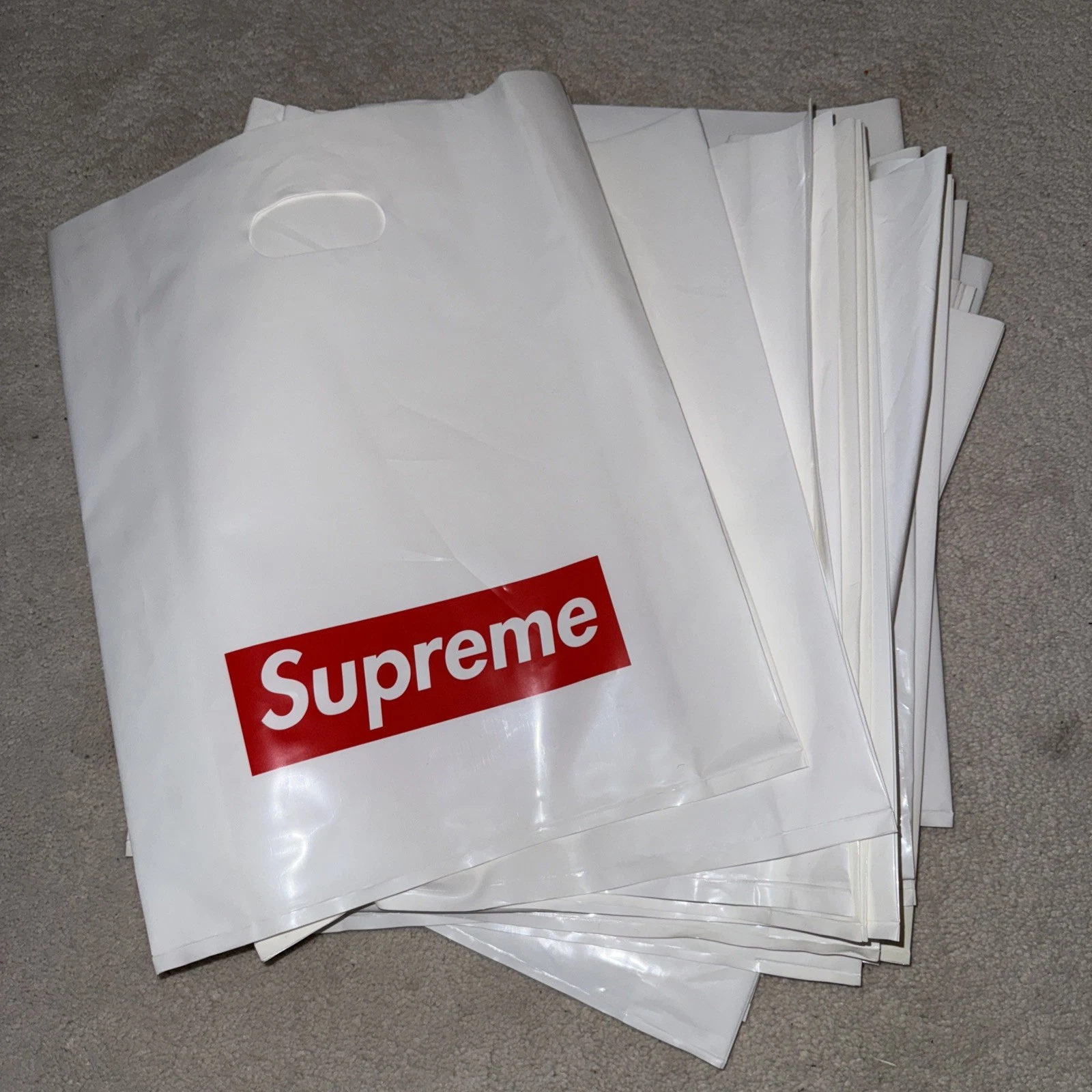 (25) Sacs à provisions Supreme Retail en plastique blanc logo boîte rouge petit 13