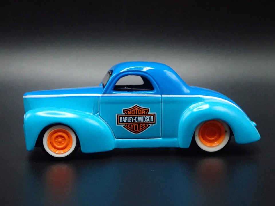 1941 41 Willys Coupé Harley Davidson 1:64 Scala da Collezione Modellino Auto - Immagine 3 di 4