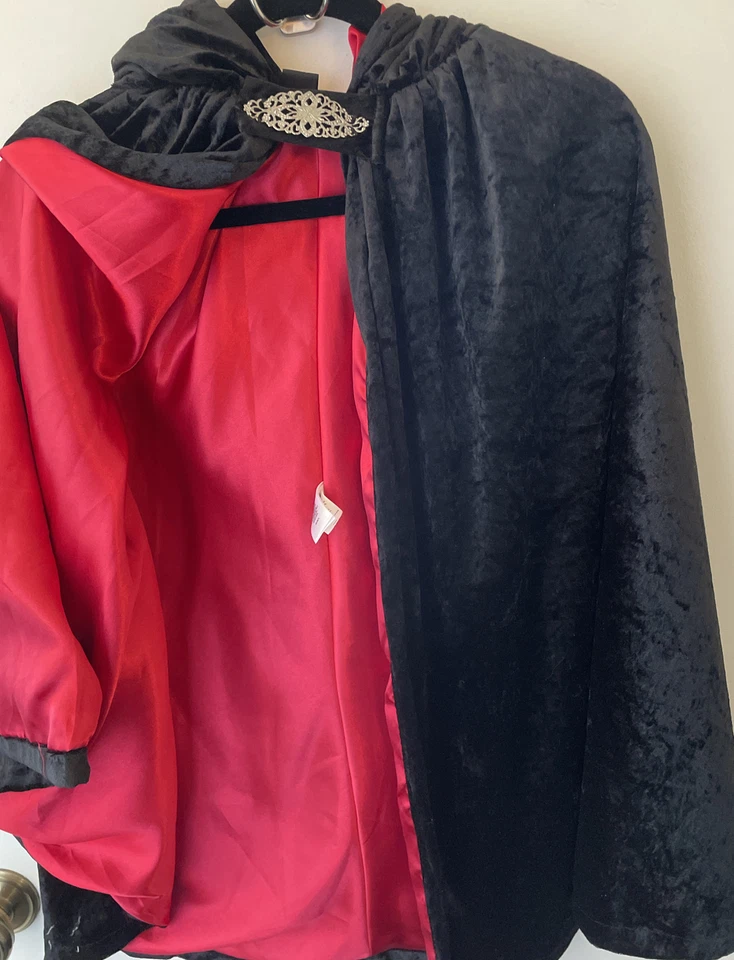 Manto de veludo preto com forro vermelho e capuz - Tamanho infantil 5/6 - Imagem 2 de 4