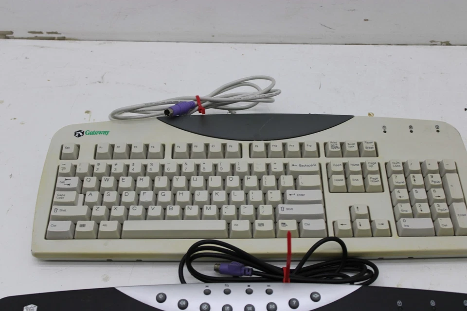 Lot of 2 Gateway Wired PS/2 Keyboards - RT3602 (Black) & SK-9921 (Beige) - Image 3 of 4
