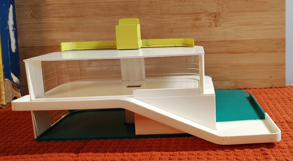 MATCHBOX MG-1 BP SERVICE STATION 1960's w/ GAS PUMPS (no 1)  AND ORIGINAL BOX  - Image 4 of 4