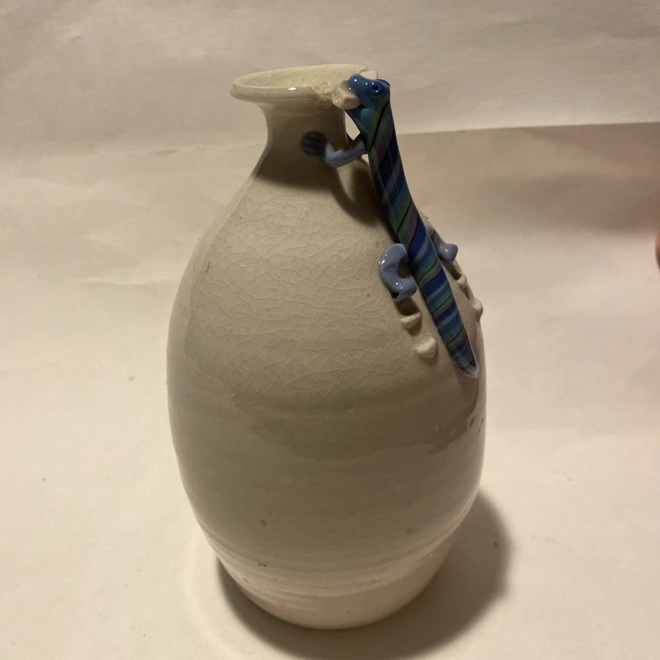 Jarrón Lagarto Escalador Azul "Toma un Mordisco" Crema 3D 6" x 4" Hecho a Mano por Artista Foto 3 de 4
