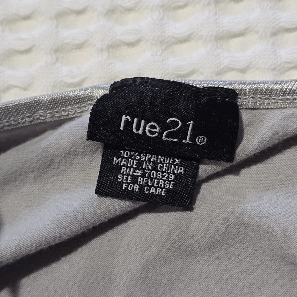 Camiseta sin mangas Rue 21 gris con correa de espagueti para mujer talla grande Foto 3 de 4