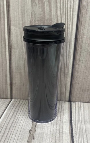 Vaso de viaje de plástico aislado Starbucks 2015 16 fl oz negro con letras doradas - Imagen 2 de 4