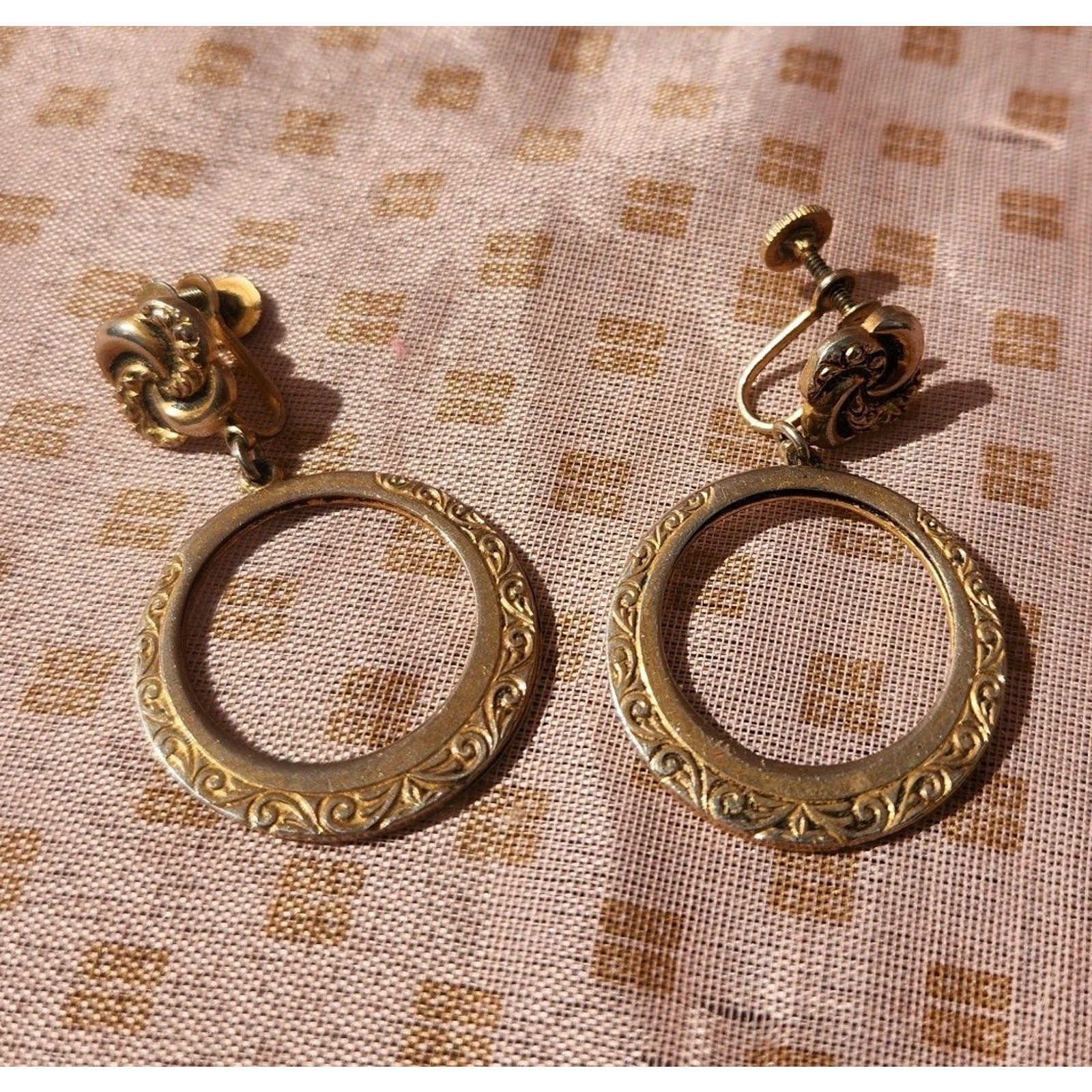 Vintage 1980's Signed Lisner Gold Tone Hoop Clip On Screw Back Earrings