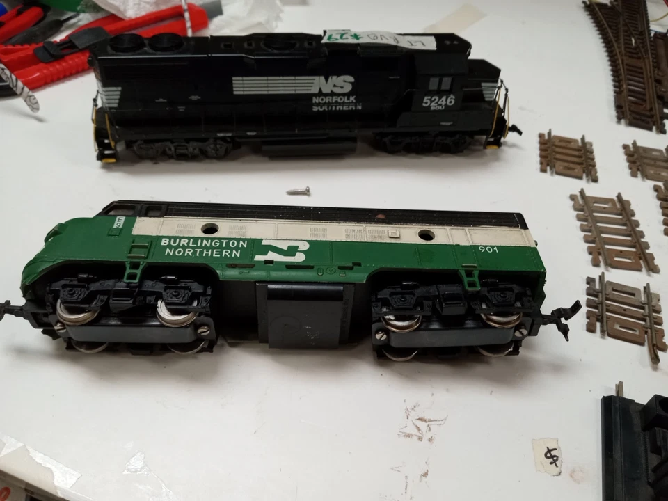 HUGE LOT HO SCALE 80 tracks,2 ENGINES ,6 CARS, 3 BIG SETS TRAIN SIGNS - Image 2 of 4