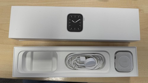 Apple Watch Series 5 44mm GPS dobry stan inteligentny zegarek, srebrny - Zdjęcie 4 z 8