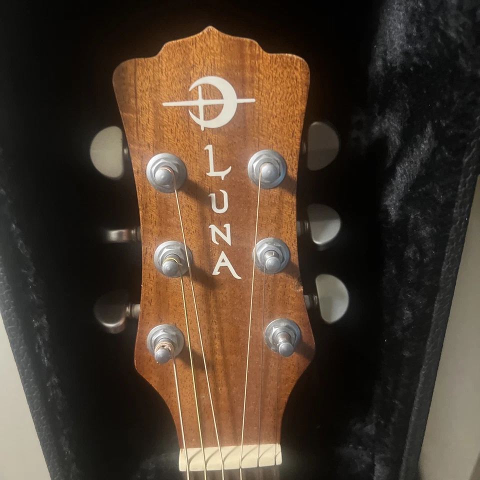 Guitarra A/E Luna Heartsong Grand Concert con Plugin USB, CANCIÓN GC y Estuche de Transporte Foto 3 de 4