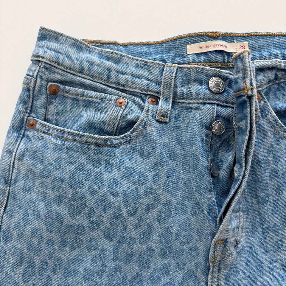 Jeans rectos Levi’s Wedgie estampado de leopardo azul para mujer talla 28 mezclilla premium Foto 4 de 4