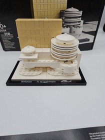 LEGO ARCHITECTURE: Solomon Guggenheim Museum (21004). Includes box & all pieces.