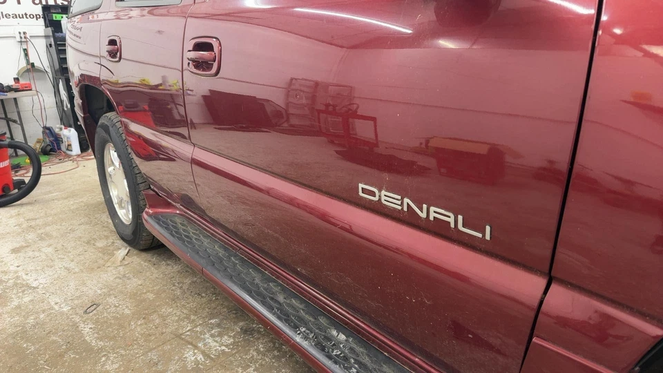 (LOCAL PICKUP ONLY) 00 01 02 03 04 05 06 GMC YUKON Front Door Right Foto 3 de 4