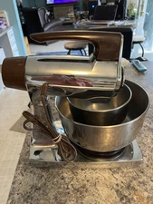 VINTAGE SUNBEAM DELUXE MIXMASTER 12 SPEED MIXER BROWN/CHROME w/BOWLS & BEATERS