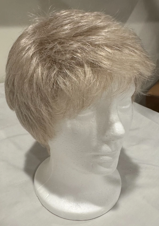 Peluca Jamie Estetica Designs Rubia Miel/Rubia Ceniza Clara R16/22 Corta Pixie Ondulada Foto 3 de 4