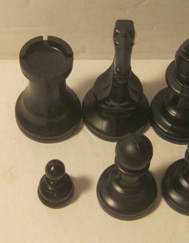 Classic STAUNTON Black & White CHESS SET Plastic w Green Felt Bottoms NO BOARD!! - Picture 2 of 3