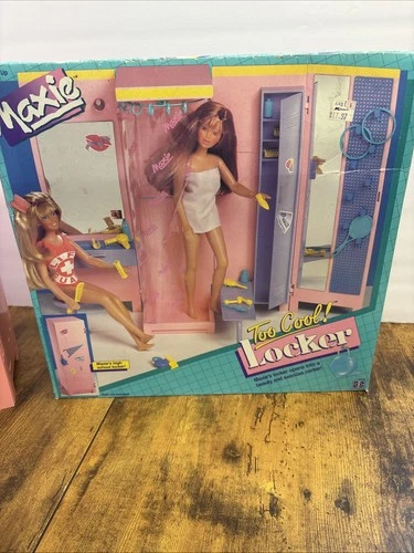 Vintage 1988 Hasbro Maxie Too Cool Locker Room & Shower w/ Accessories with Box