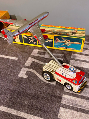 Nomura take off & landing 707 with battery operated tow. MINT CONDITION w BOX
