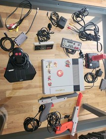 Original Nintendo  1985 NES - 001  (2) Zapper guns (2) gaming joystick (s). 