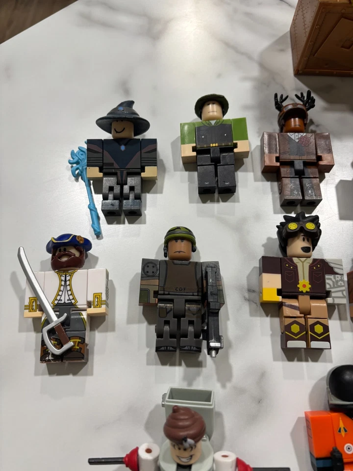 Robolox Lote Mixto Figuras Juguetes Piezas Accesorios con Códigos Tiburón Rey Goo Goblin Foto 2 de 4