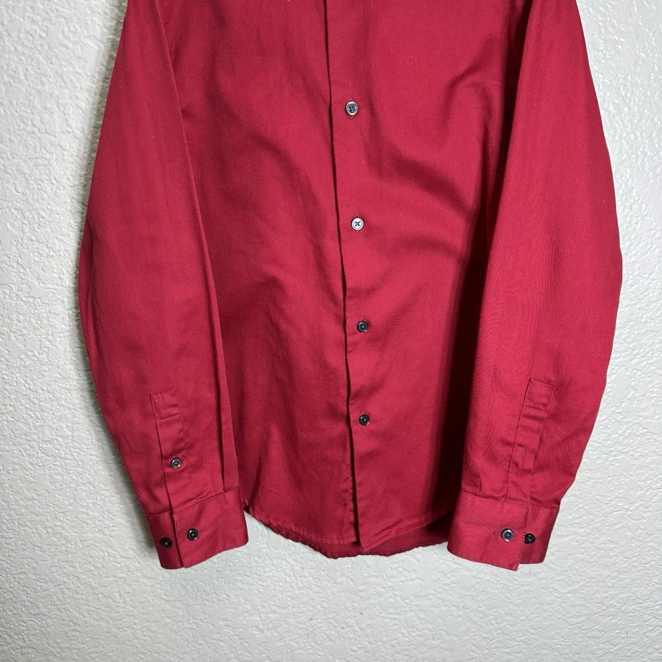 Camisa roja con botones elástica lisa calce ceñido Calvin Klein para niños talla 10 Foto 3 de 4