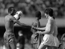 1982 World Cup Italy 1 v Cameroon 1 Cameroon s Michel Kaham gleefu- Old Photo