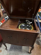 Antique Victor Victrola phonograph