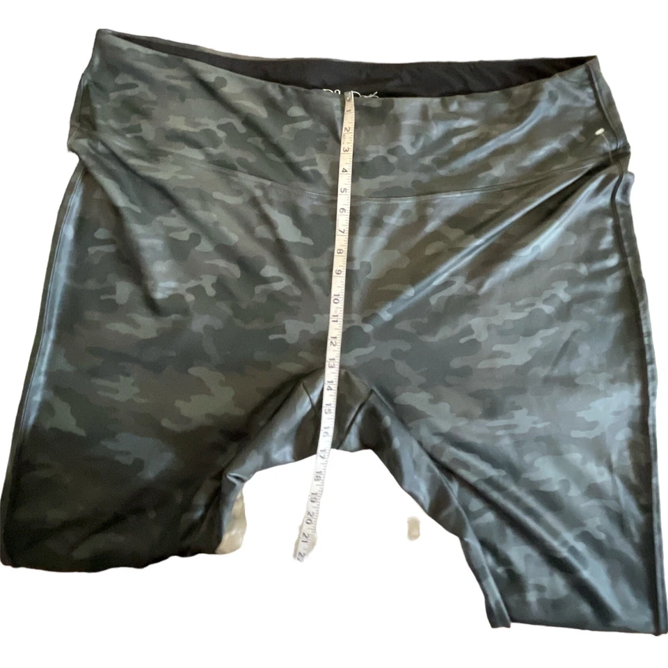 Leggins para mujer talla grande 5X DG2 de Diane Gilman leggings camuflados negros Foto 4 de 4