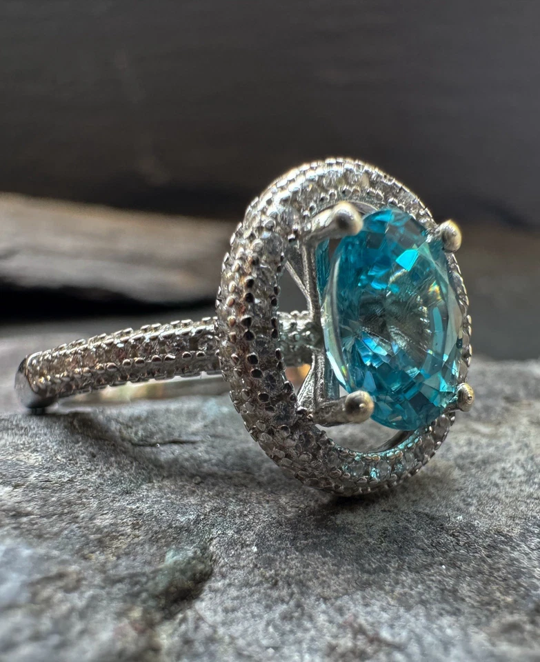 Anillo de plata de ley 925 con halo de circón azul - piedra de corte ovalado de 1,6 quilates Foto 3 de 4