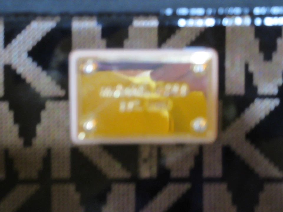 Michael Kors Cartera Firma Cremallera Alrededor Muñequera Acordeón 8x4" Negro y Dorado Foto 3 de 4