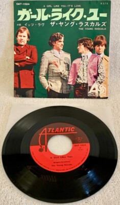 YOUNG RASCALS ''A GIRL LIKE YOU'' ULTRA-RARE 1967 ORIGINAL JAPANESE SINGLE-45 W/PS