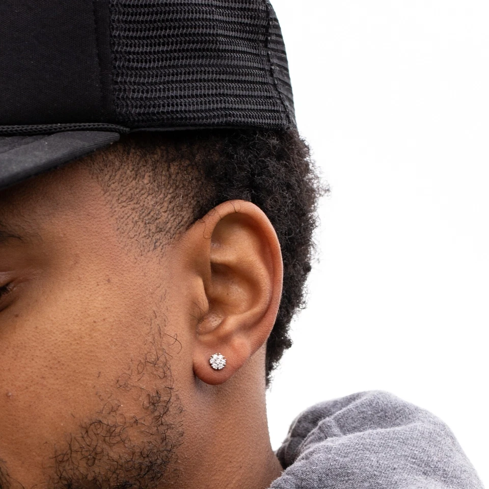 Aretes pequeños de oro blanco de 14 quilates con diamantes naturales de 0,35 quilates con racimo de flores Foto 3 de 4