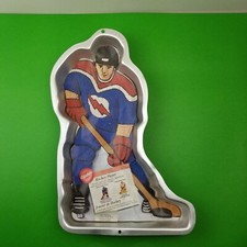 1998 Wilton NHL Hockey Plauer Cake Pan 2105-724 Ice Roller Field Sports Tin Mold