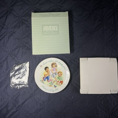 Avon Vintage 1991 Mother's Day Porcelain Plate  Love Makes All Things Grow 