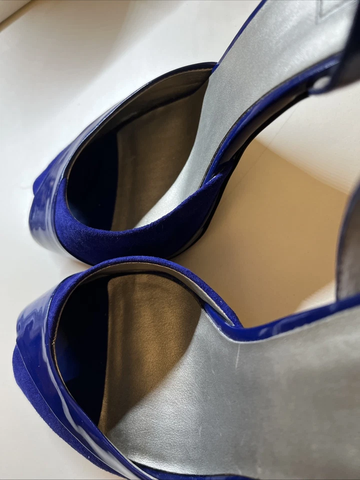 Tacones Anne Klein Azul Brillante Gamuza y Charol Punta Abierta Talla 9M Foto 4 de 4